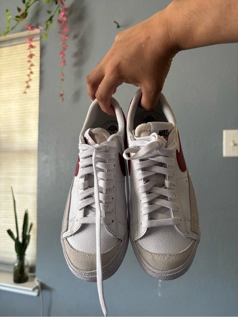 Nike Youth White & Red Low-Top Sneakers – Size 3.5Y
